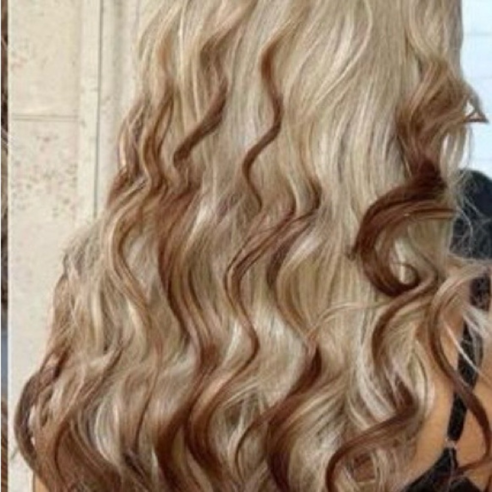 Water wave 28 inch ombré wig with bags. Comes with wig bag!